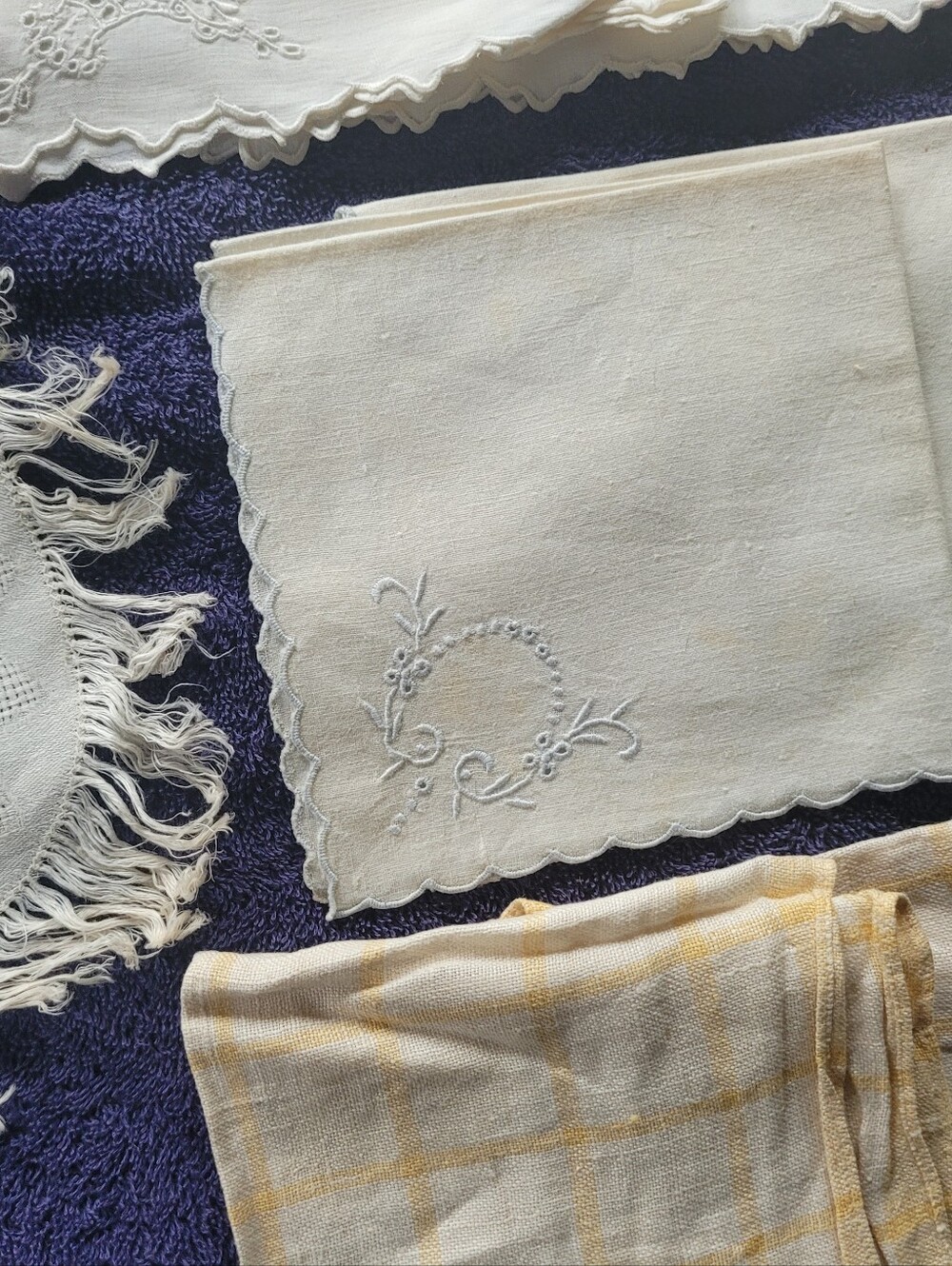 Vintage White & Cream Embroidered Linen Table Handkerchief Set - Picture 5 of 9